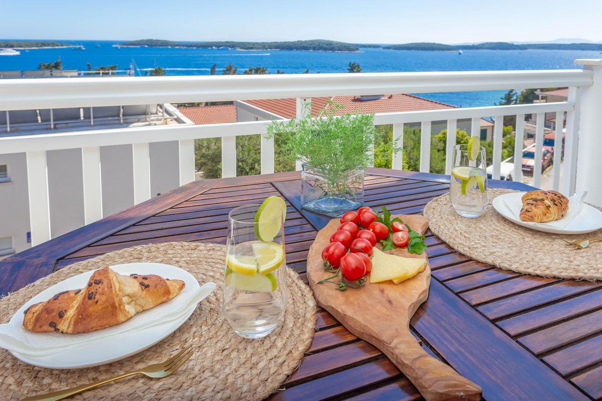 Tia Hvar Top View Apartment ฮวาร์ ภายนอก รูปภาพ